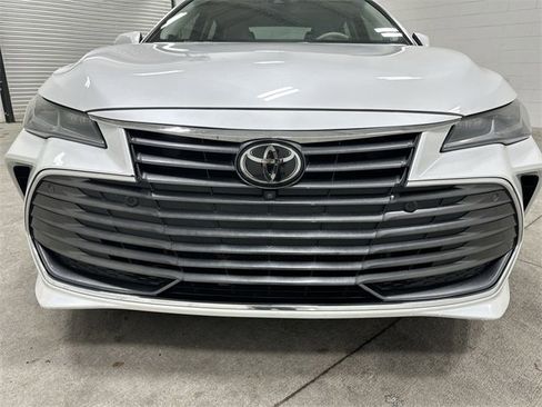 Used 2019 Toyota Avalon Limited image 10