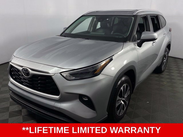 Used 2023 Toyota Highlander XLE FWD image 3