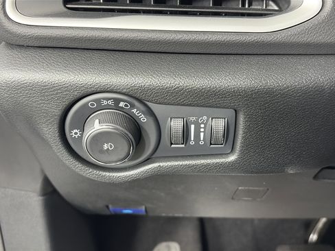 Used 2026 Chrysler Pacifica Select image 25