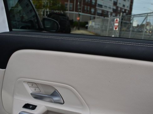 Used 2025 Mercedes-Benz GLB 250 4MATIC image 27