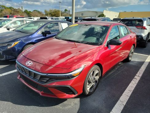 Used 2025 Hyundai Elantra Sport image 3