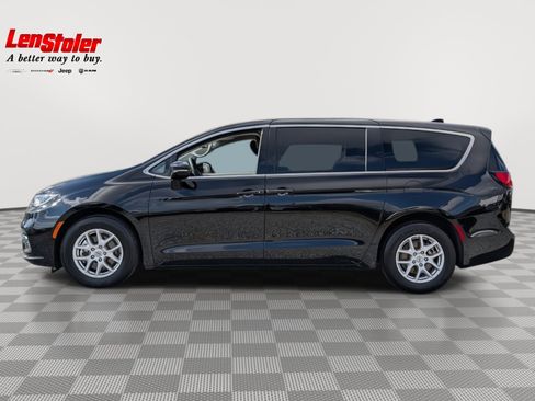 Used 2024 Chrysler Pacifica Touring-L image 2