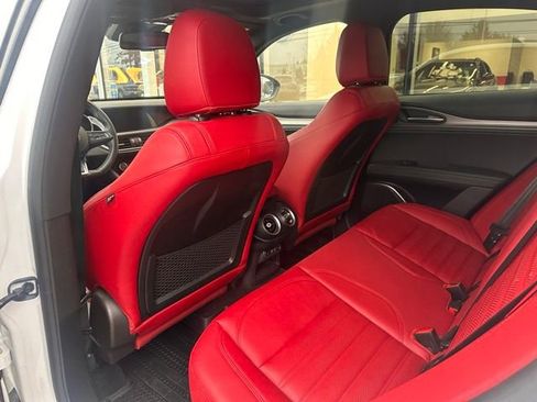 Used 2022 Alfa Romeo Stelvio Veloce AWD/4WD image 7