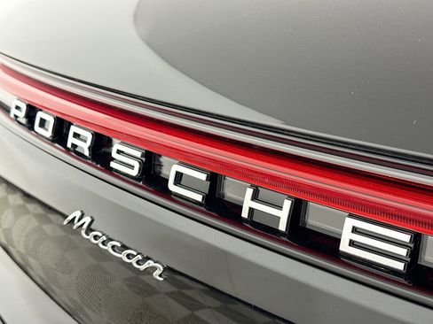 Certified 2025 Porsche Macan image 25