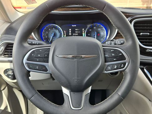 Used 2023 Chrysler Pacifica Limited FWD image 20