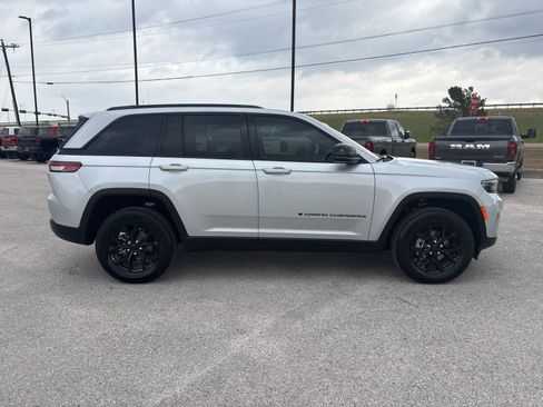 New 2025 Jeep Grand Cherokee Altitude image 7
