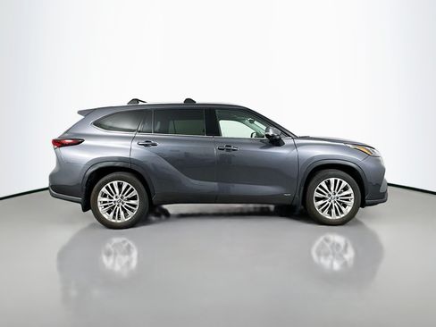 Certified 2024 Toyota Highlander Platinum AWD/4WD image 8