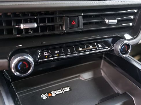 Used 2025 Chevrolet Suburban Z71 image 22