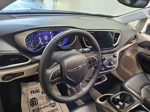Used 2023 Chrysler Pacifica Touring-L image 8