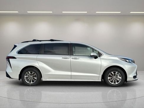 New 2026 Toyota Sienna XLE image 2
