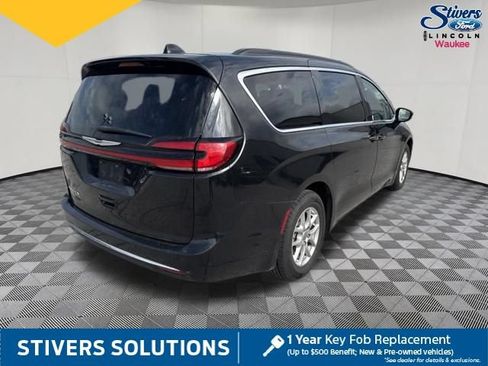 Used 2022 Chrysler Pacifica Touring-L FWD image 6