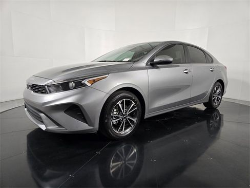 Used 2023 Kia Forte LXS w/ LXS Technology Package image 2