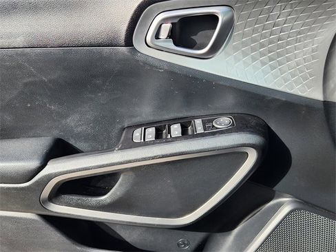 Used 2023 Kia Soul LX image 24