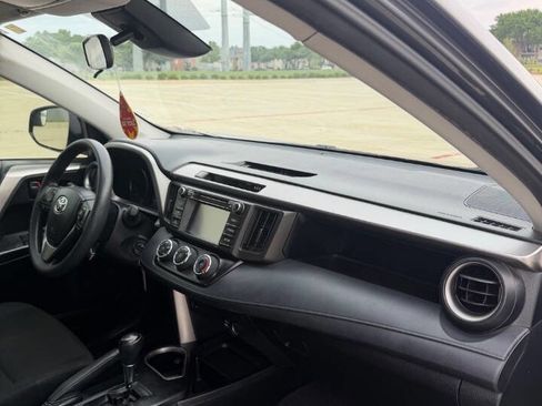 Used 2018 Toyota RAV4 LE image 14