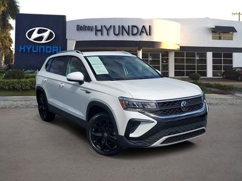 Used 2024 Volkswagen Taos SE image 1