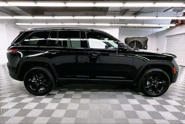 Used 2023 Jeep Grand Cherokee Altitude AWD/4WD image 15