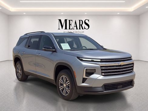 Used 2025 Chevrolet Traverse LT FWD image 7