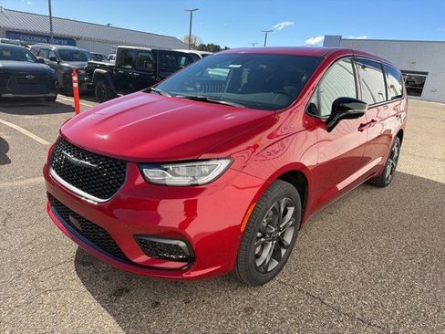 New 2026 Chrysler Pacifica Select image 5