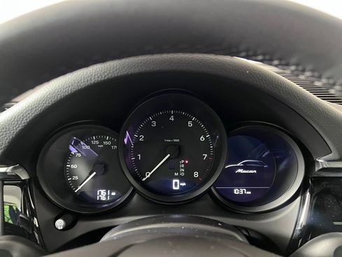 Certified 2025 Porsche Macan AWD/4WD image 33