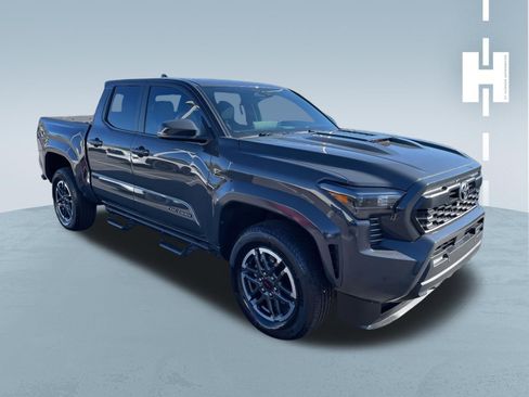 Used 2025 Toyota Tacoma TRD Sport w/ TRD Sport Upgrade Package image 2