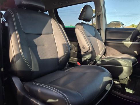 Used 2020 Toyota Sienna SE w/ SE Preferred Package image 16