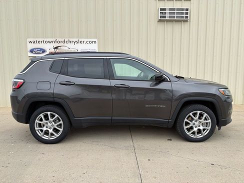 Used 2023 Jeep Compass Latitude w/ Sun and Sound Group AWD/4WD image 1