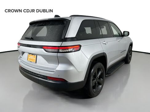 Used 2023 Jeep Grand Cherokee Altitude AWD/4WD image 6