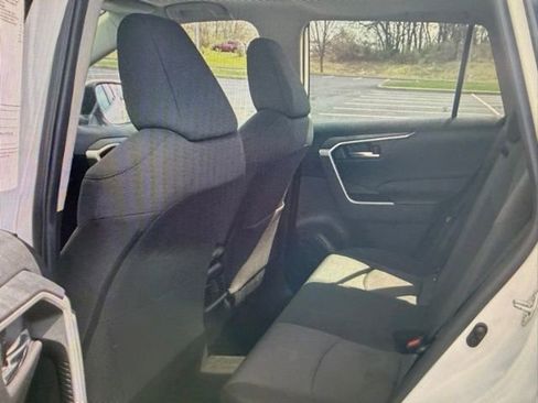 Used 2022 Toyota RAV4 XLE w/ Convenience Package image 4