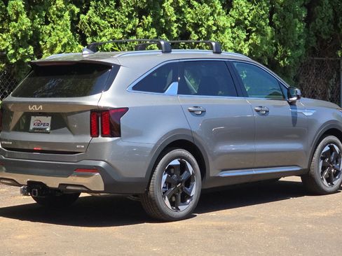 Used 2025 Kia Sorento EX image 3