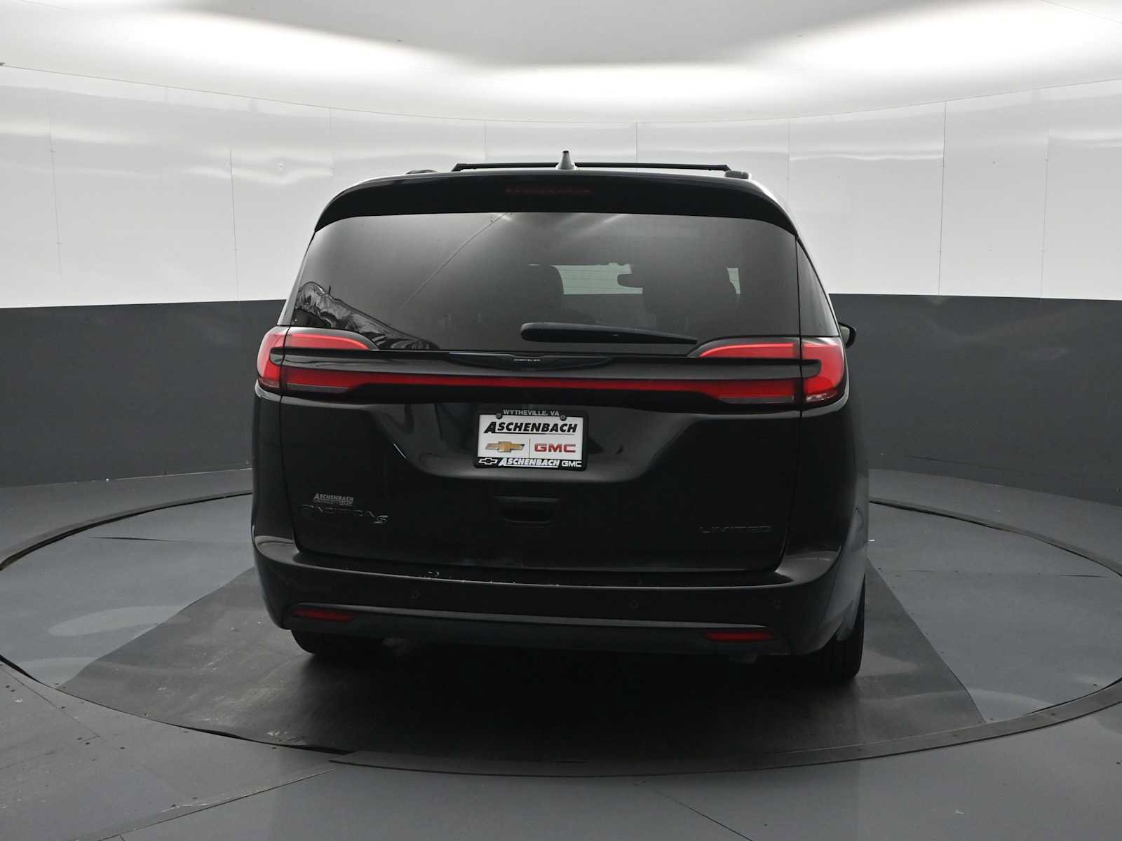 Used 2025 Chrysler Pacifica Limited FWD image 8