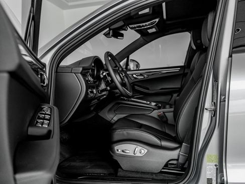 Certified 2026 Porsche Macan AWD/4WD image 5