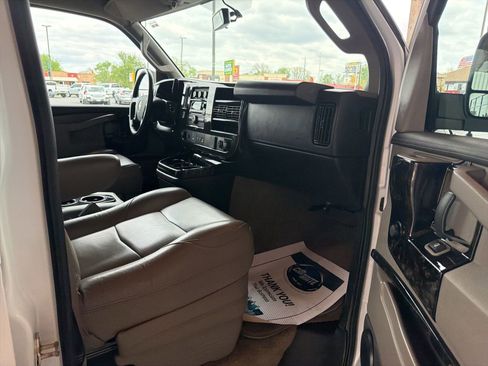 Used 2022 Chevrolet Express 2500 w/ Enhanced Convenience Package RWD image 9