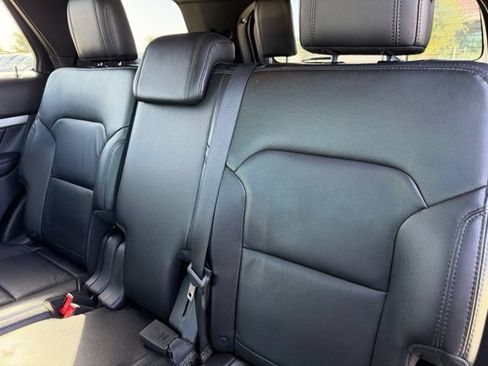 Used 2017 Ford Explorer XLT w/ Equipment Group 202A FWD image 22