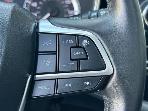 Used 2023 Toyota Highlander XLE image 29