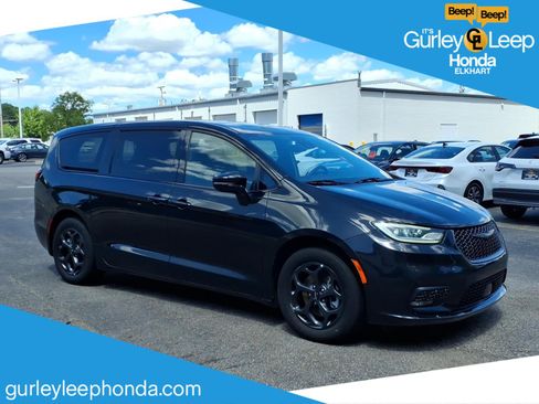 Used 2022 Chrysler Pacifica Touring-L w/ S Appearance Package FWD image 1