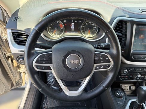 Used 2017 Jeep Cherokee Trailhawk AWD/4WD image 16