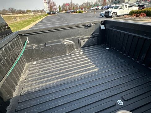 Used 2018 Toyota Tacoma SR5 image 7