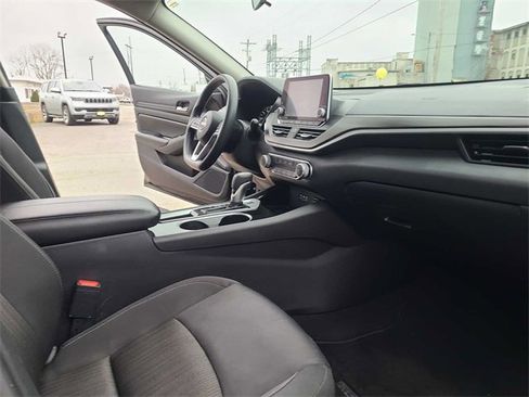 Used 2024 Nissan Altima 2.5 SV image 16