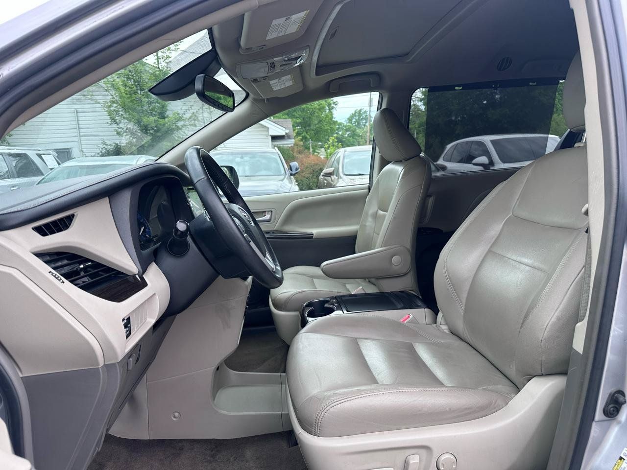 Used 2018 Toyota Sienna XLE FWD image 11