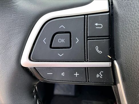 Used 2022 Toyota Highlander XLE FWD image 22