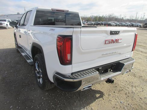 New 2026 GMC Sierra 1500 SLT image 9