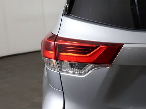 Used 2017 Toyota Highlander XLE image 17