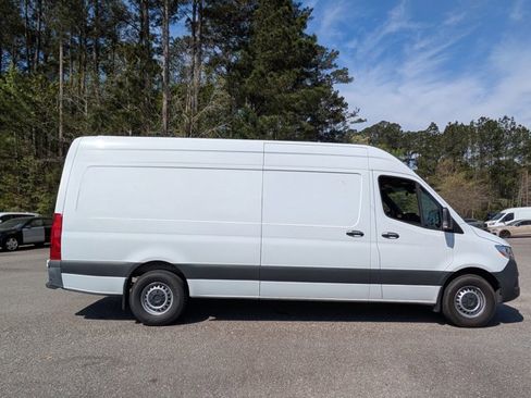 Used 2023 Mercedes-Benz Sprinter 2500 image 4