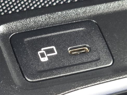 Used 2023 Mercedes-Benz GLB 250 4MATIC w/ Premium Package image 8