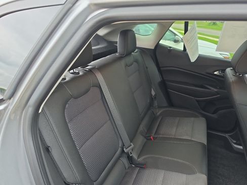 Used 2025 Chevrolet Trax LT FWD image 12