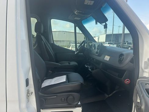 Used 2024 Mercedes-Benz Sprinter 2500 image 8