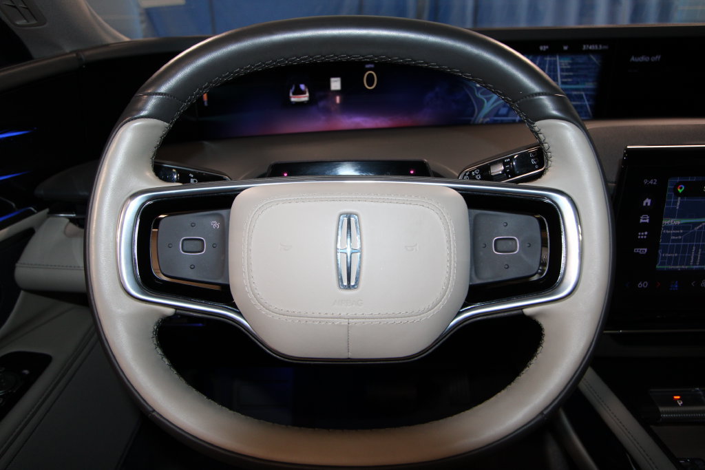 Used 2025 Lincoln Nautilus Reserve AWD/4WD image 13