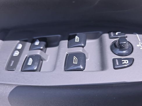 Certified 2025 Volvo XC90 B5 Plus AWD/4WD image 32