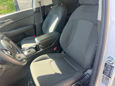 Used 2025 Kia Sportage LX image 31