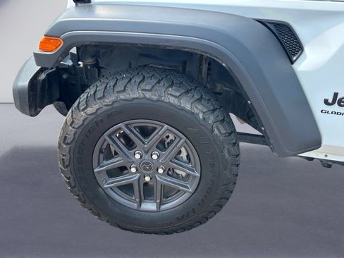 Used 2025 Jeep Gladiator Sport AWD/4WD image 5